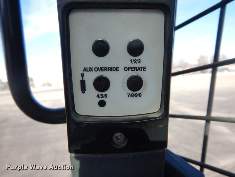 image for item EY9127 2011 New Holland L215  skid steer loader