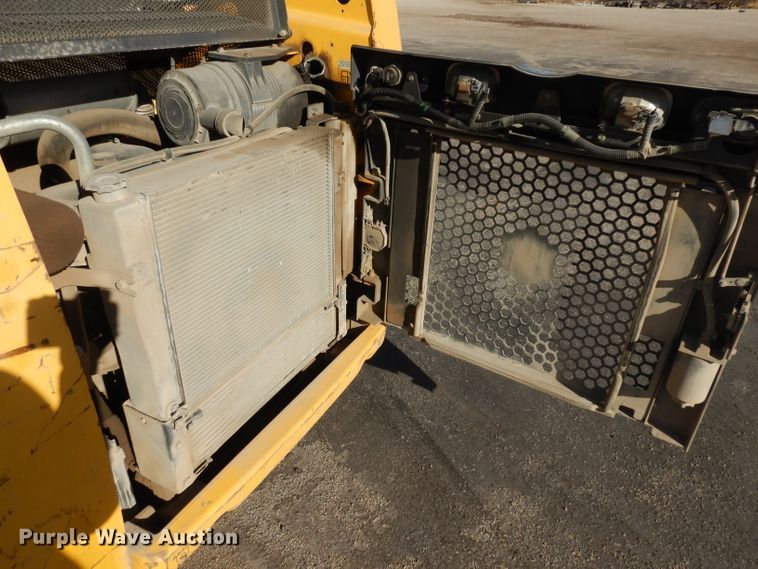 image for item EY9127 2011 New Holland L215  skid steer loader