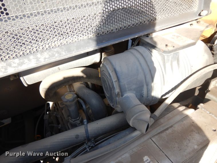 image for item EY9127 2011 New Holland L215  skid steer loader