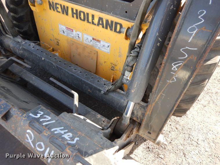 image for item EY9127 2011 New Holland L215  skid steer loader