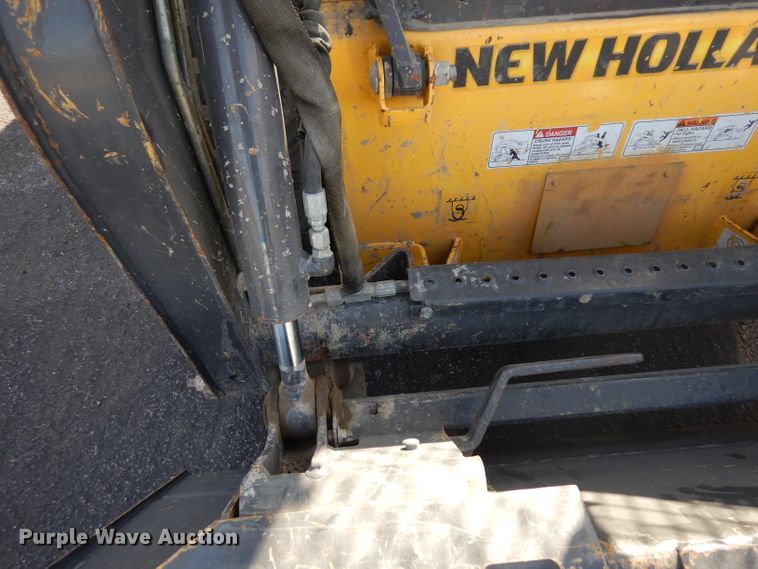 image for item EY9127 2011 New Holland L215  skid steer loader