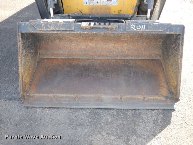image for item EY9127 2011 New Holland L215  skid steer loader