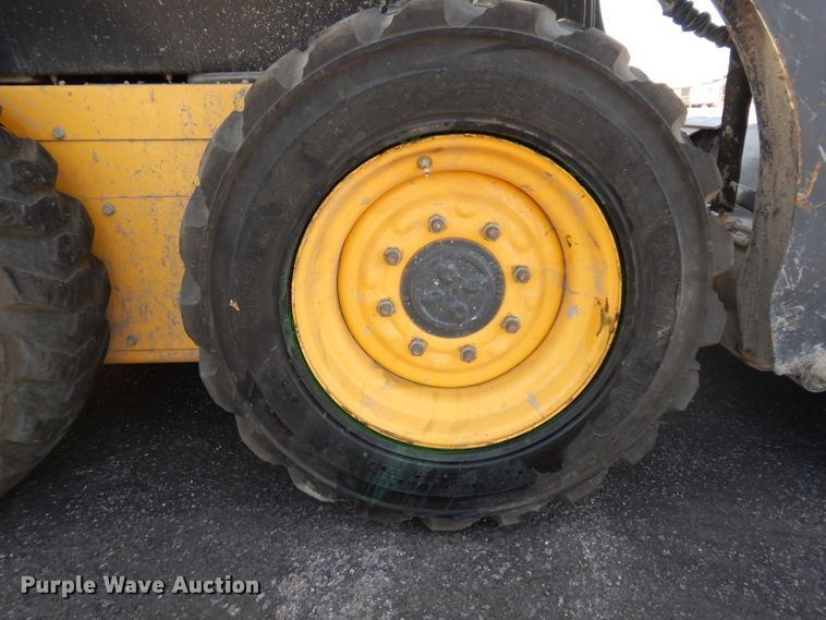 image for item EY9127 2011 New Holland L215  skid steer loader