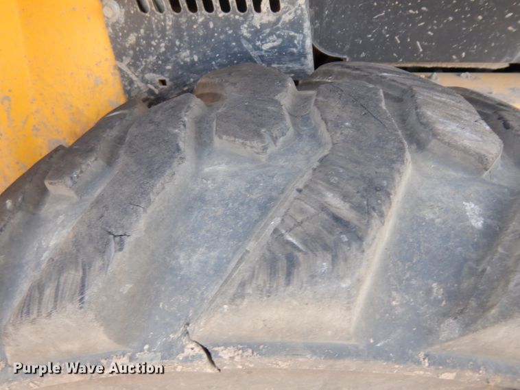 image for item EY9127 2011 New Holland L215  skid steer loader