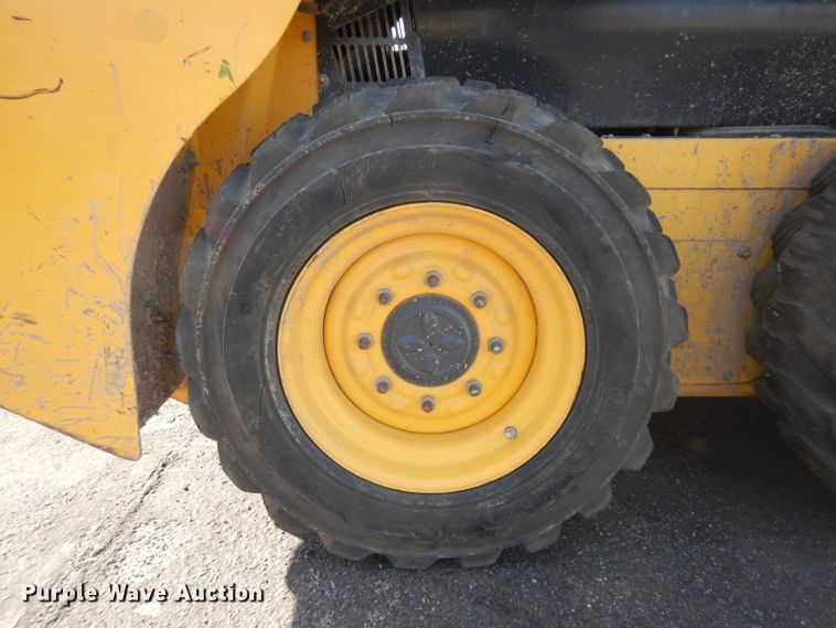 image for item EY9127 2011 New Holland L215  skid steer loader
