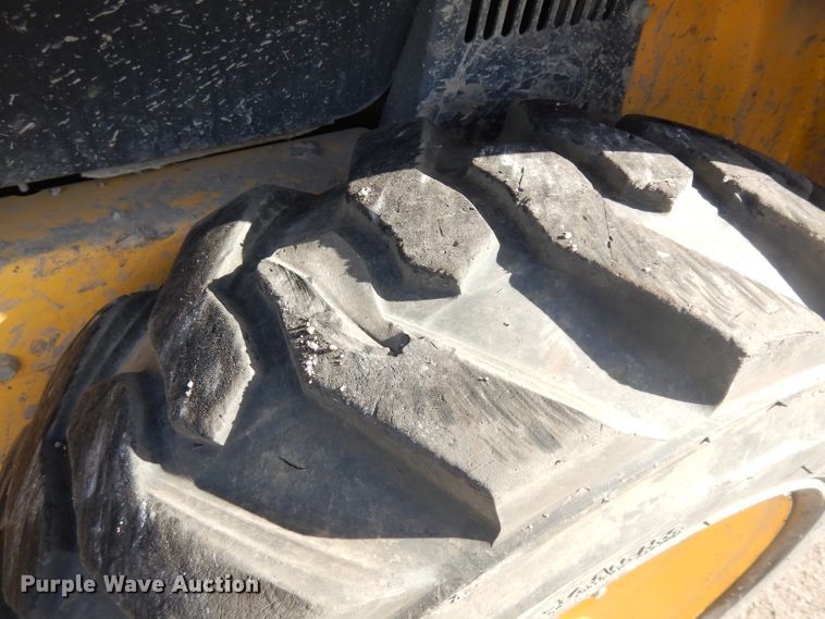 image for item EY9127 2011 New Holland L215  skid steer loader
