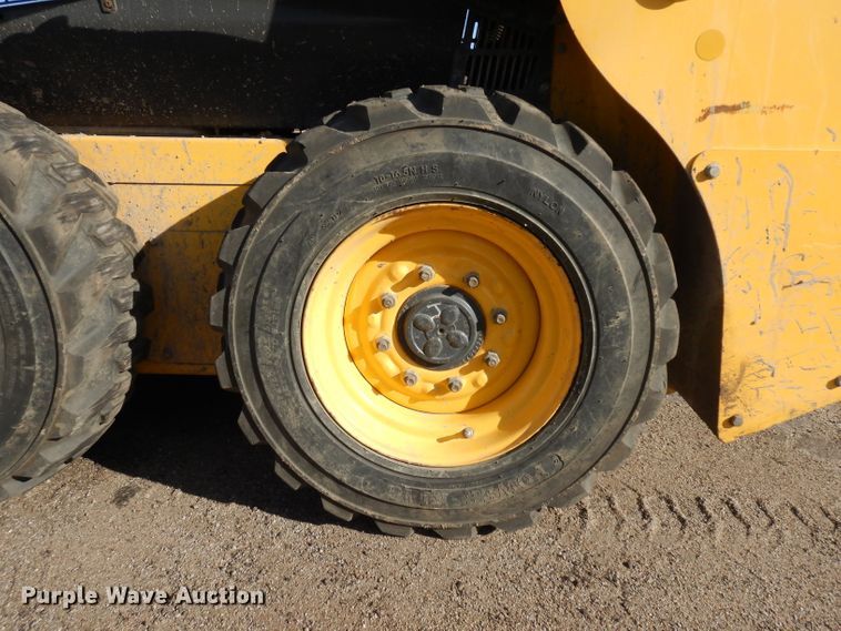 image for item EY9127 2011 New Holland L215  skid steer loader