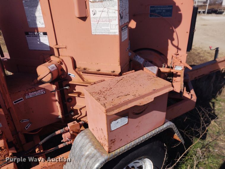 image for item FY9773 2001 Brush Bandit 200+  wood chipper