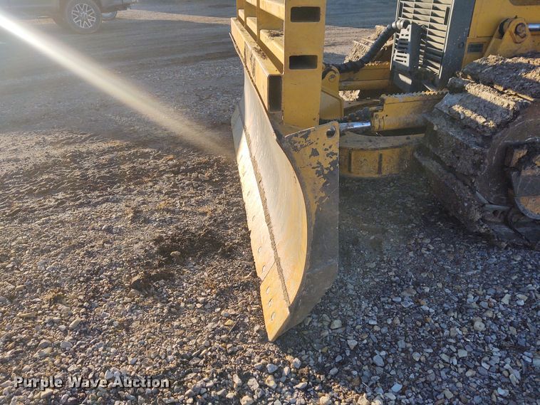 image for item FY9803 2004 John Deere 650H XLT  dozer