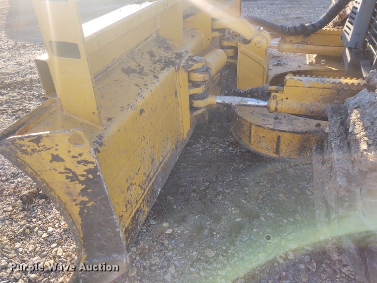 image for item FY9803 2004 John Deere 650H XLT  dozer