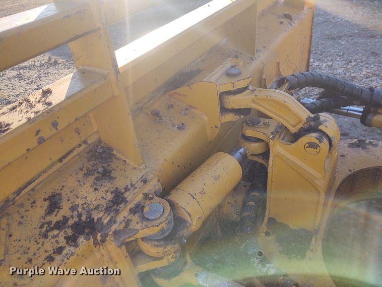 image for item FY9803 2004 John Deere 650H XLT  dozer