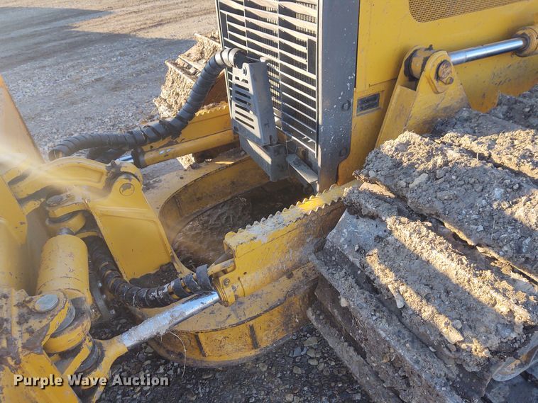 image for item FY9803 2004 John Deere 650H XLT  dozer