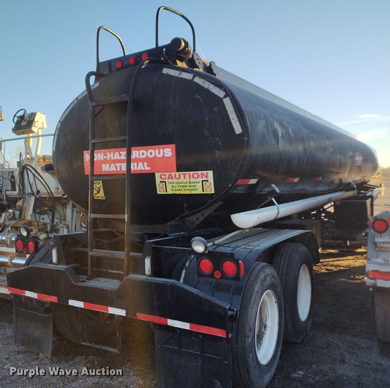 image for item FY9809 1981 Heil tank trailer