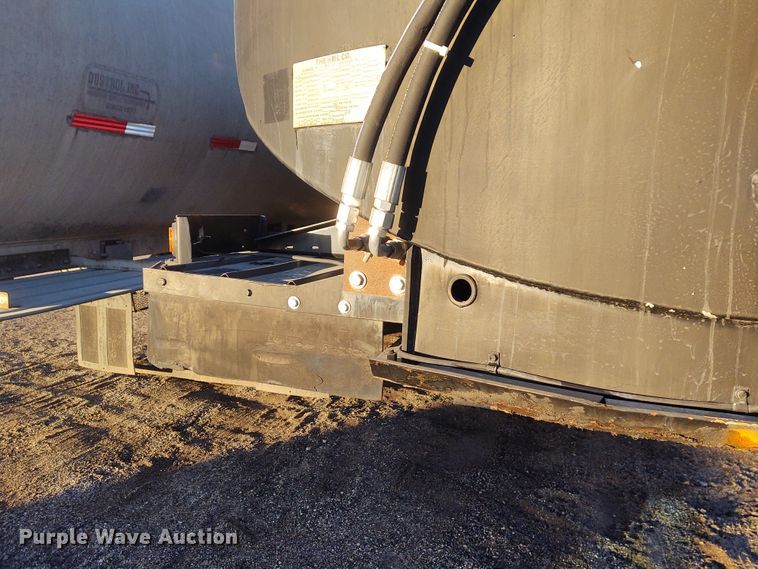 image for item FY9809 1981 Heil tank trailer