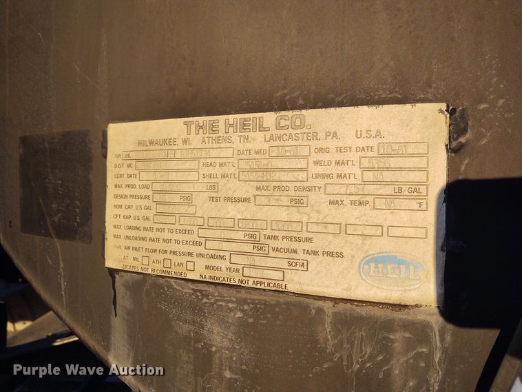 image for item FY9809 1981 Heil tank trailer