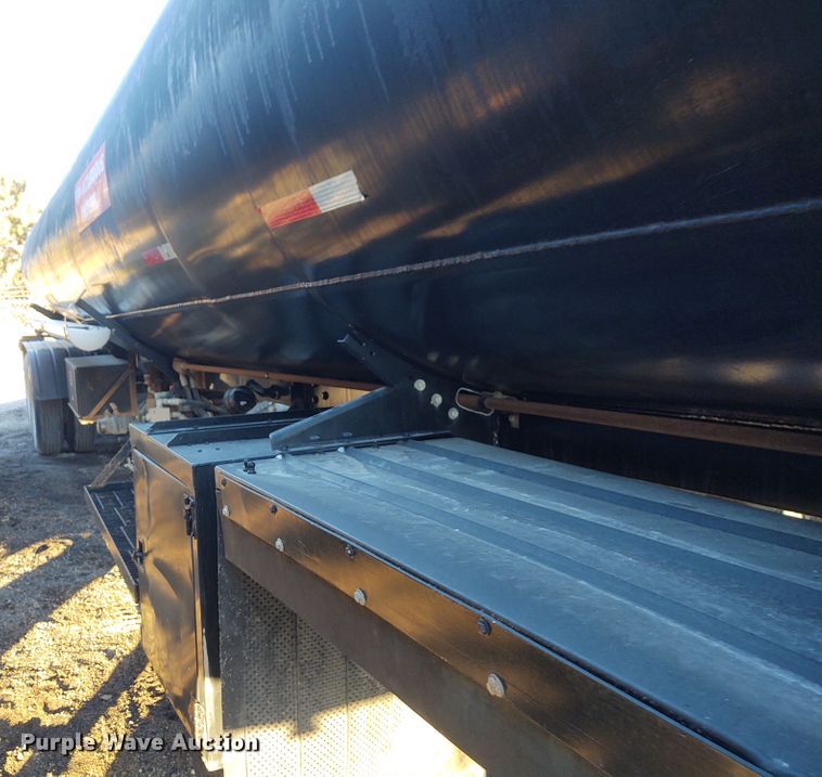 image for item FY9809 1981 Heil tank trailer