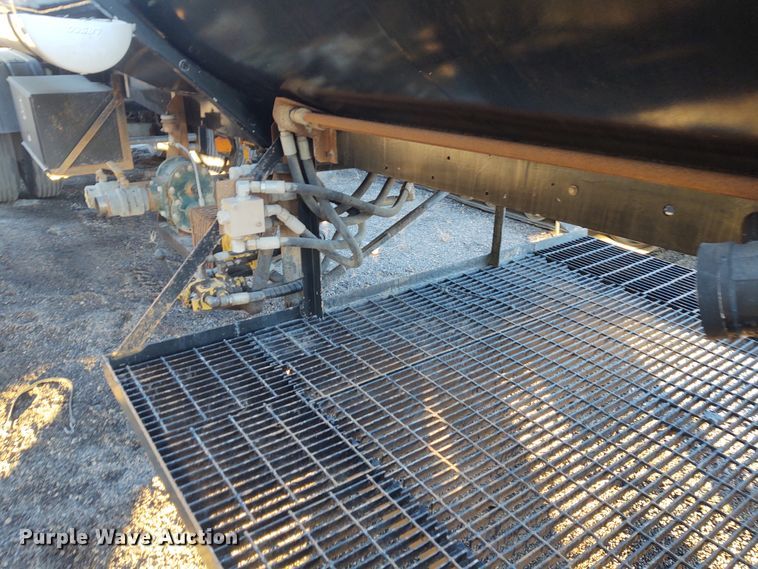 image for item FY9809 1981 Heil tank trailer