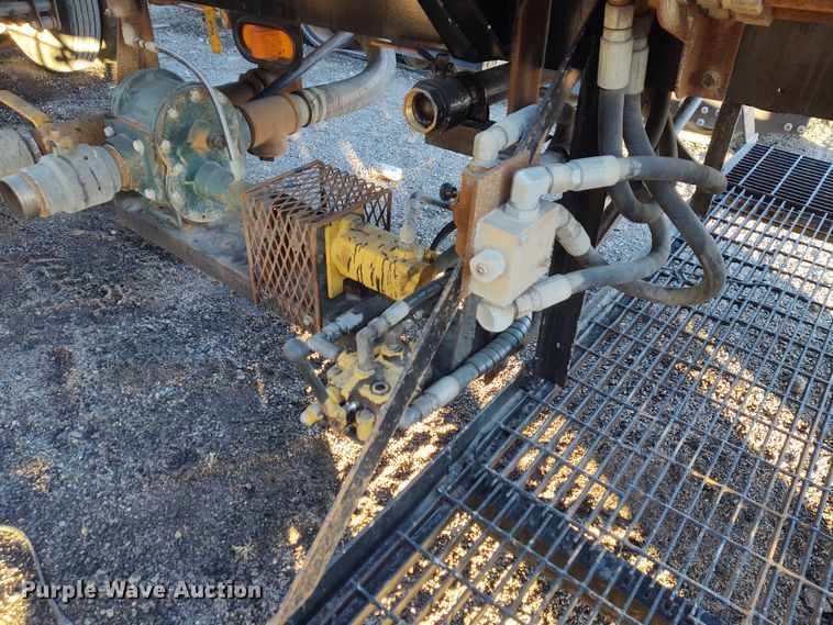 image for item FY9809 1981 Heil tank trailer