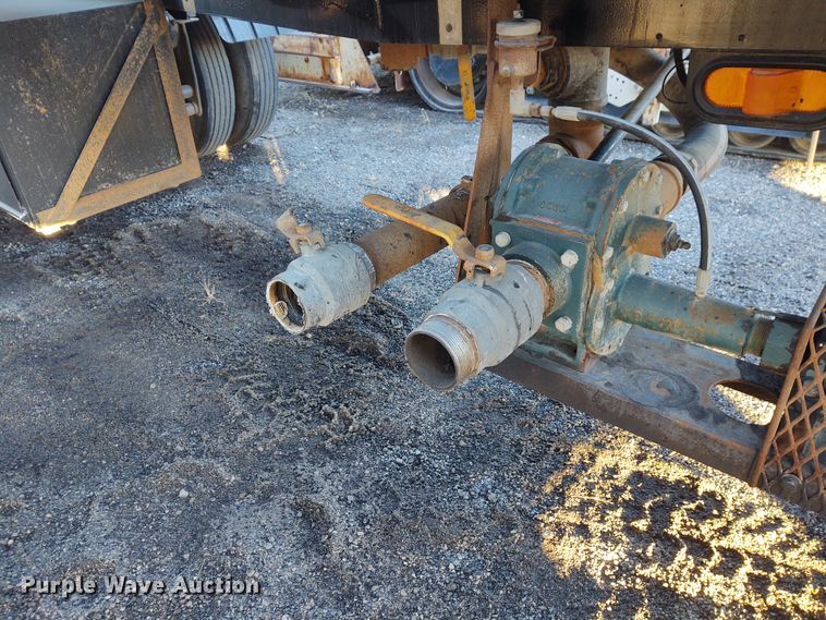 image for item FY9809 1981 Heil tank trailer