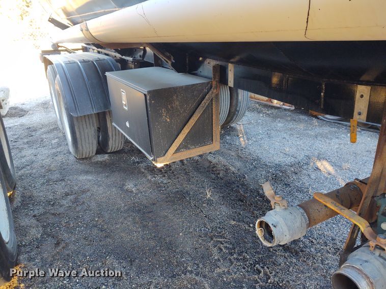 image for item FY9809 1981 Heil tank trailer