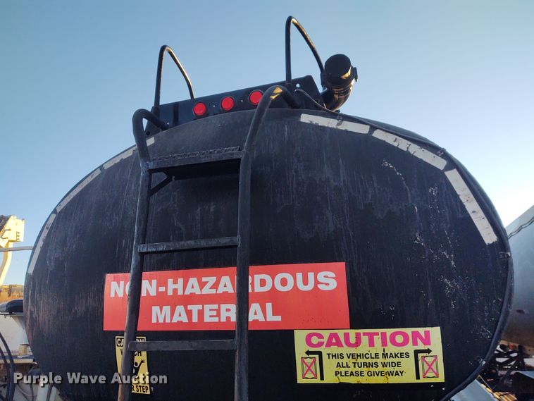 image for item FY9809 1981 Heil tank trailer