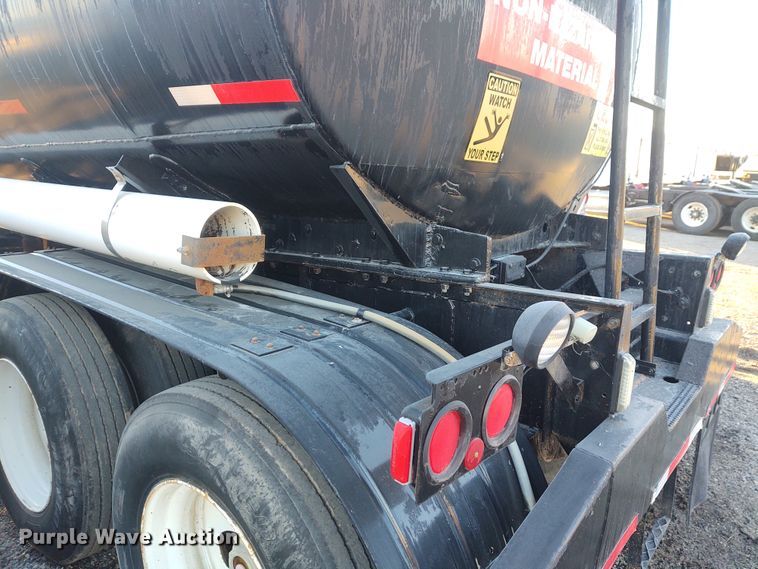 image for item FY9809 1981 Heil tank trailer