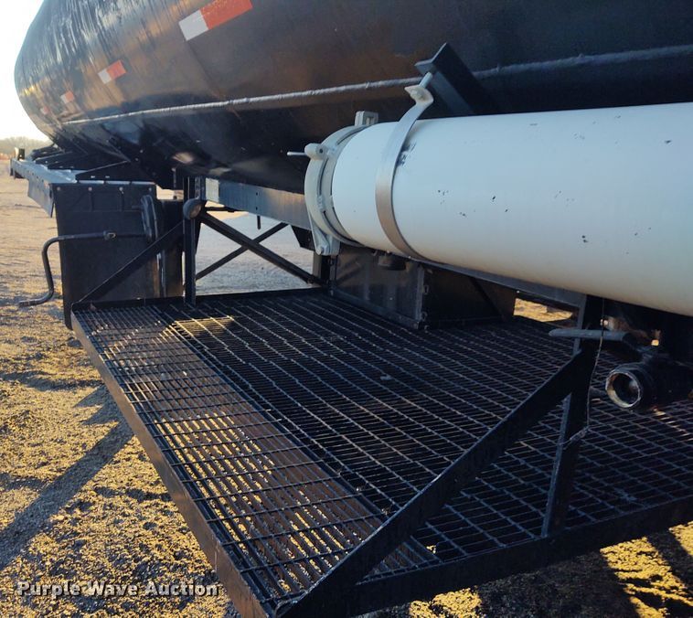 image for item FY9809 1981 Heil tank trailer