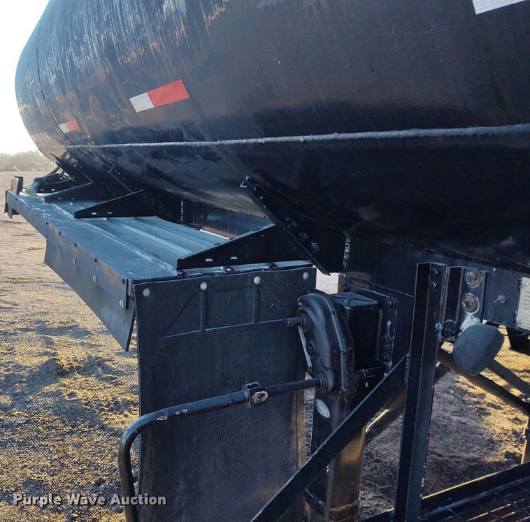 image for item FY9809 1981 Heil tank trailer