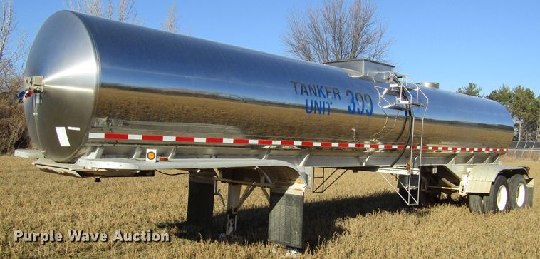 image for item GC9775 1986 Walker tank trailer