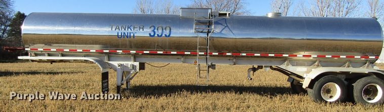 image for item GC9775 1986 Walker tank trailer