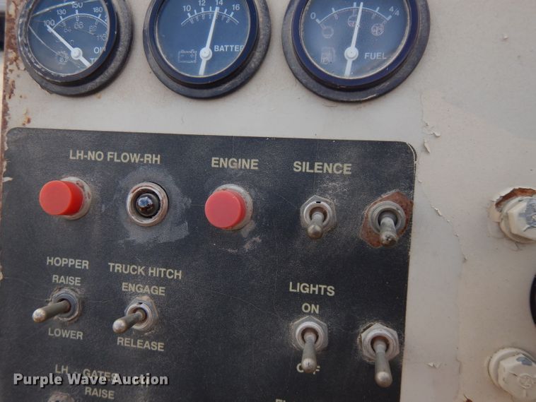 image for item GK9543 1999 Cedarapids CR461R  paver