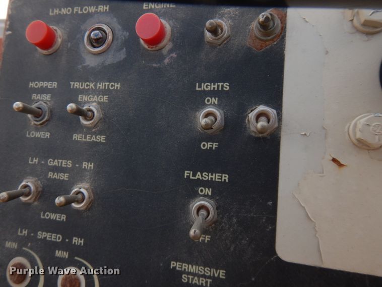 image for item GK9543 1999 Cedarapids CR461R  paver