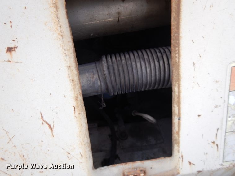 image for item GK9543 1999 Cedarapids CR461R  paver