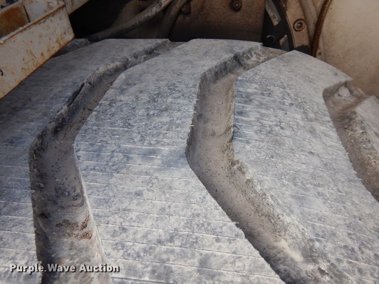 image for item GK9543 1999 Cedarapids CR461R  paver