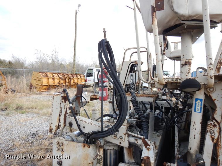 image for item GK9543 1999 Cedarapids CR461R  paver