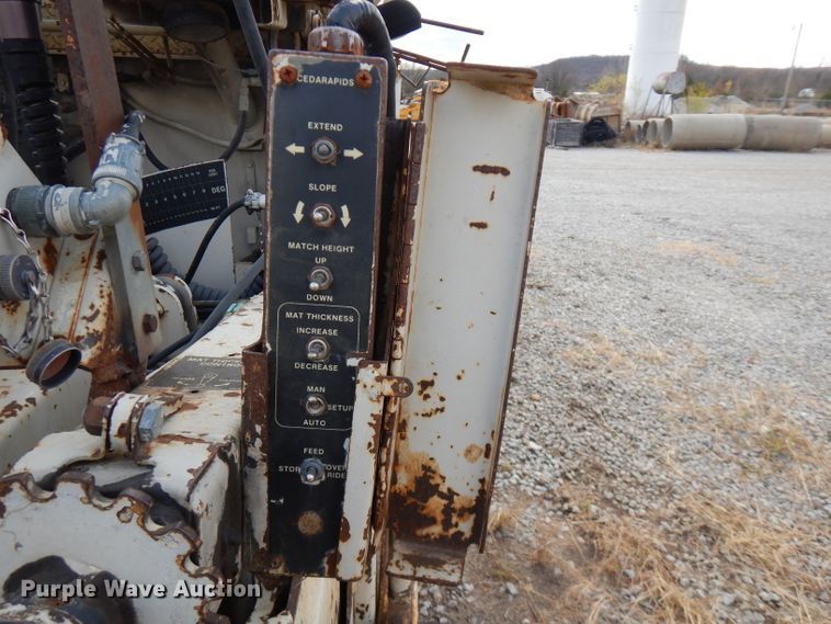 image for item GK9543 1999 Cedarapids CR461R  paver