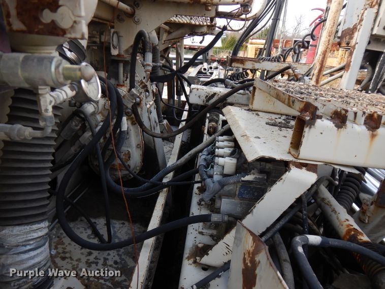 image for item GK9543 1999 Cedarapids CR461R  paver