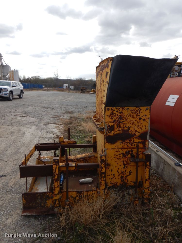 image for item GK9544 2001 Gomaco GT3600 curb machine