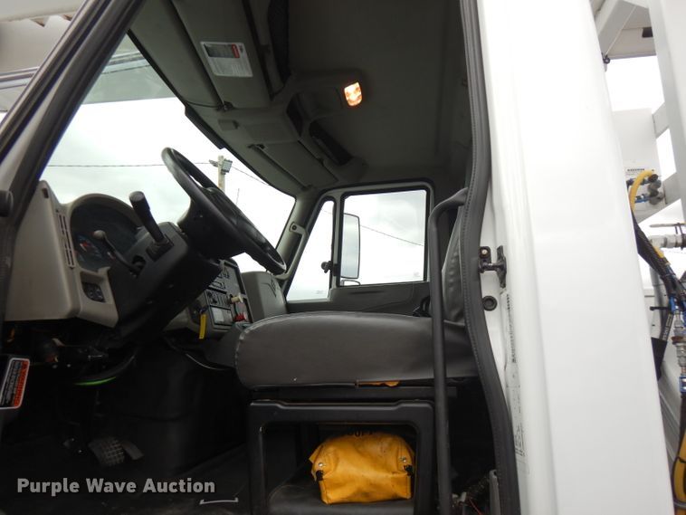 image for item GK9546 2012 International 7300  bucket truck