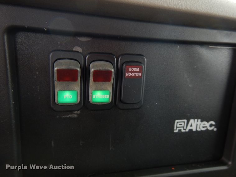 image for item GK9546 2012 International 7300  bucket truck