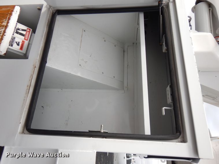 image for item GK9546 2012 International 7300  bucket truck