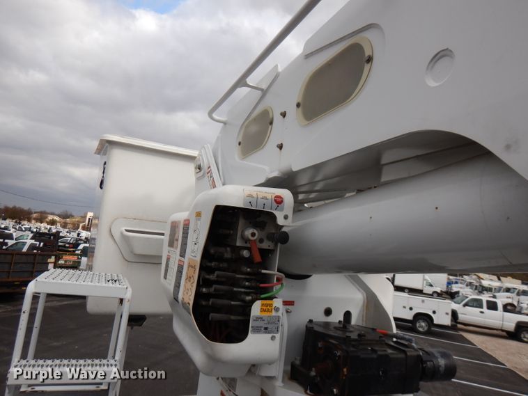 image for item GK9546 2012 International 7300  bucket truck