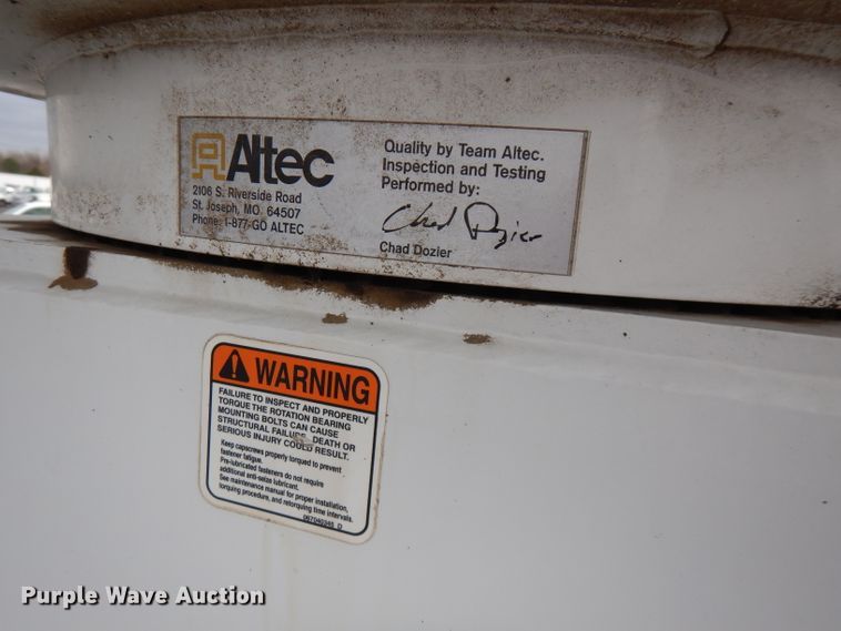 image for item GK9546 2012 International 7300  bucket truck