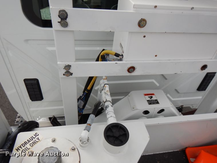 image for item GK9546 2012 International 7300  bucket truck