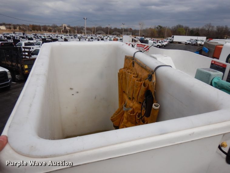 image for item GK9546 2012 International 7300  bucket truck