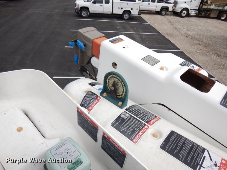 image for item GK9546 2012 International 7300  bucket truck