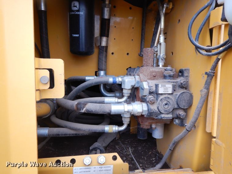 image for item GK9589 2011 John Deere 700J XLT  dozer