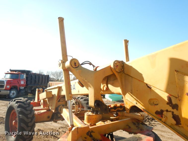 image for item GK9667 1980 John Deere 670A  motor grader