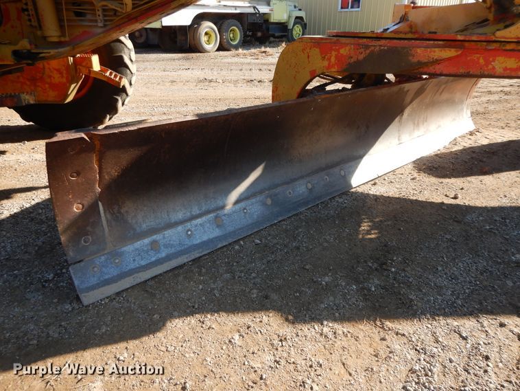 image for item GK9667 1980 John Deere 670A  motor grader