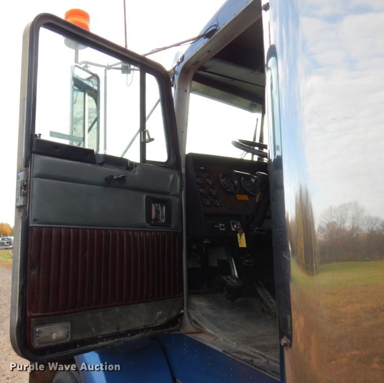 image for item HD9044 1993 Kenworth  tank truck